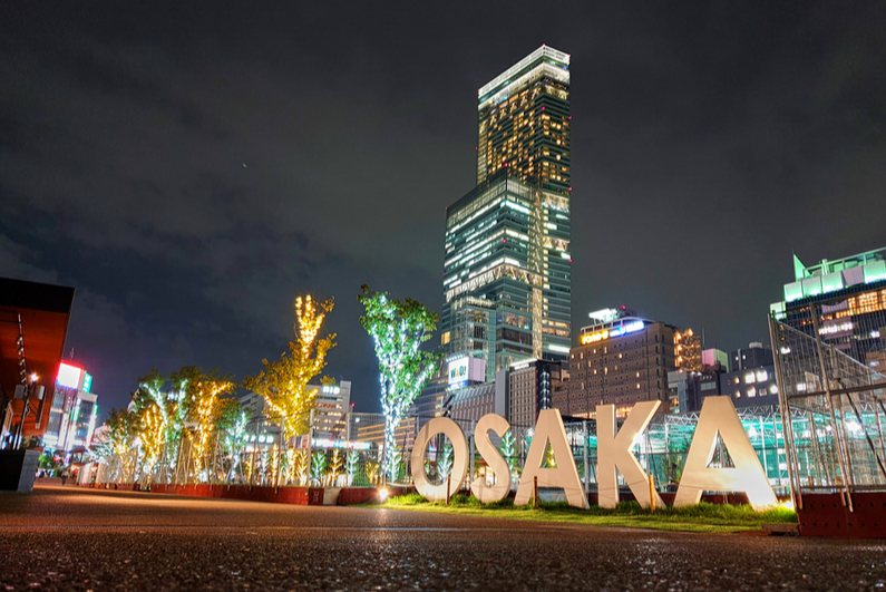 Osaka-Schild in einem Park bei Nacht