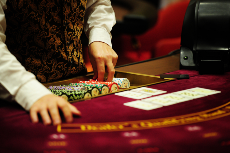 Live-Casino-Dealer mit Chips