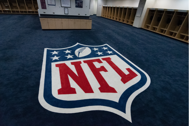 Omklædningsrum med NFL-logoet på gulvet