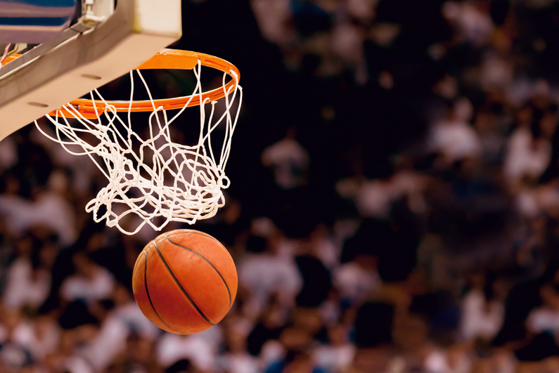 basketball går gennem nettet