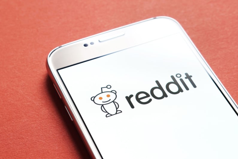Логотип Reddit на телефоне