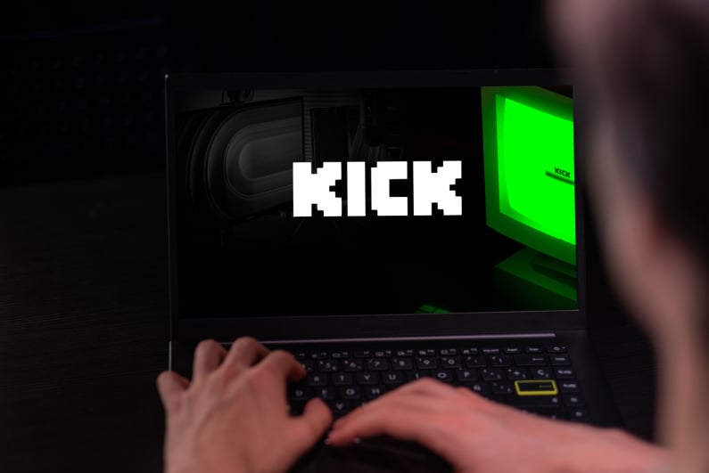 Kick logo på en bærbar computer