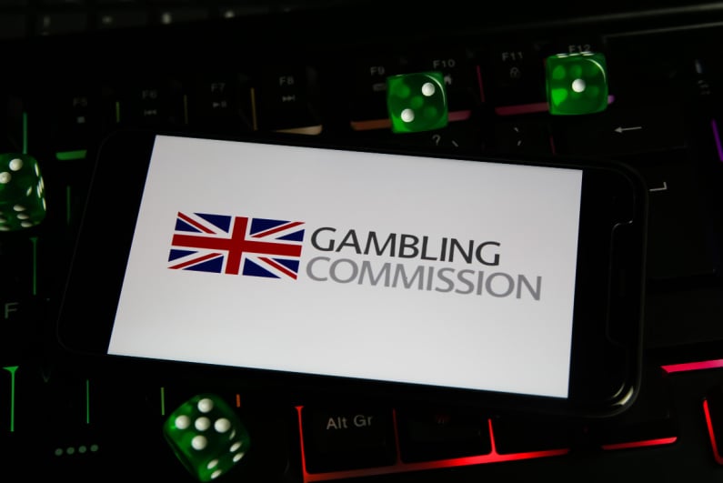 Logo der britischen Glücksspielkommission auf einem Telefon