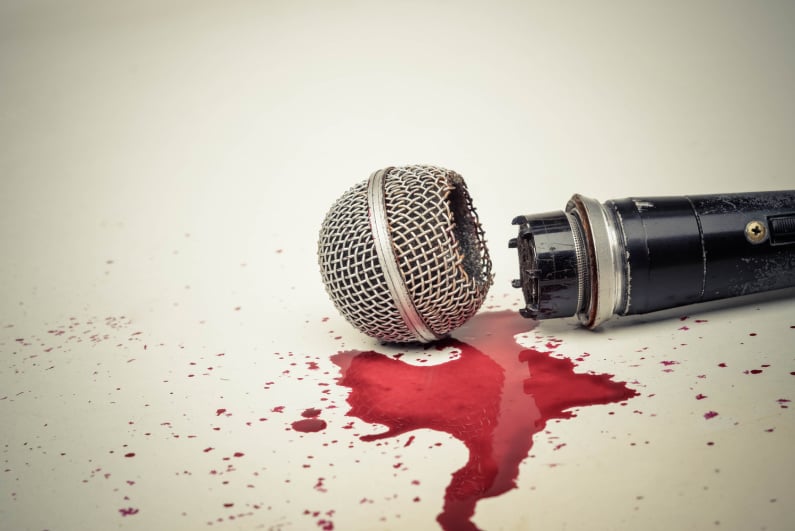 Kaputtes Mikrofon mit Blut