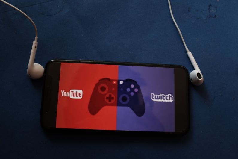 Логотипы YouTube и Twitch на телефоне