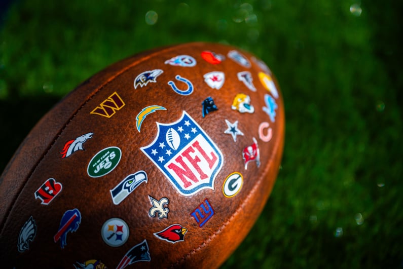 Футбольный мяч, украшенный логотипами команд