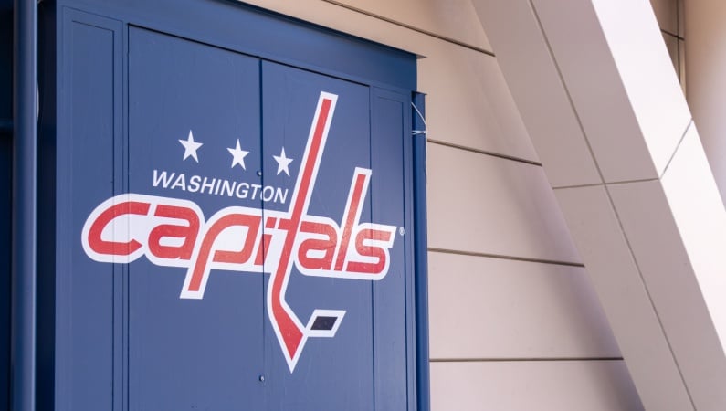 Washington Capitals logo på en dør