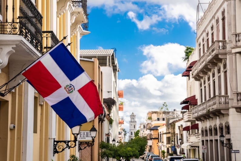 Dominikanische Flagge auf der Straße